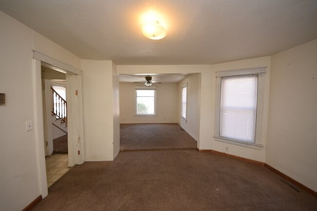 Building Photo - Spacious 2 bedroom, 1 bath home in highly ...