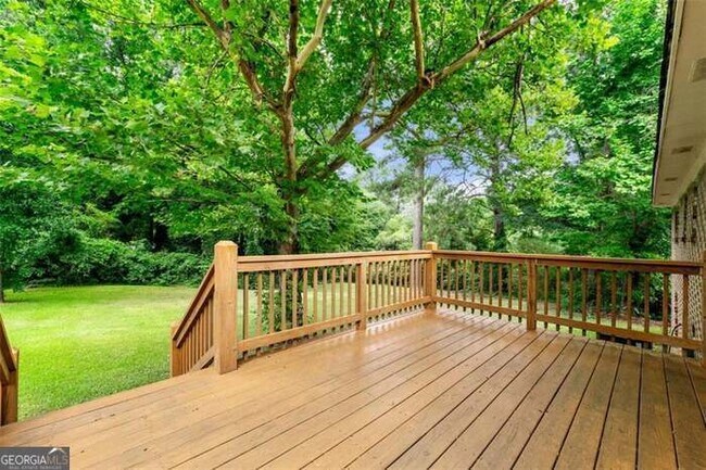 Building Photo - 3027 Lakeridge Dr SE