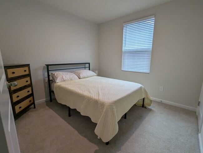 Building Photo - 916 Throckmorton Ct