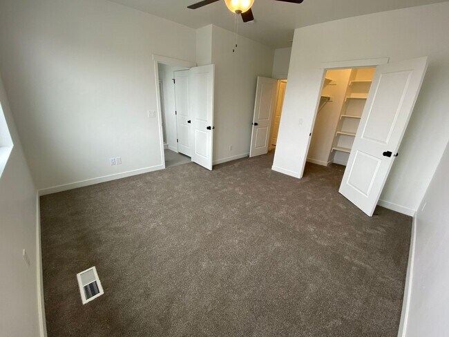 Building Photo - Beautiful Newer Rockwell Ranch Townhome (End Unit)