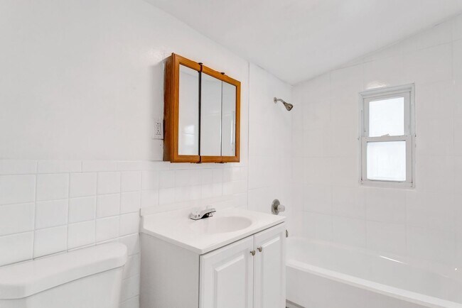 Building Photo - Cute 3bdrm/1bath House ** Section 8 OK ** $1995.00** Move in by December 31st and get 1 month Fre...