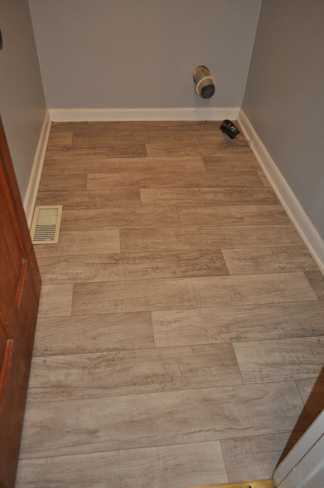 Building Photo - FOR RENT - Terrific location, great price....near everything!