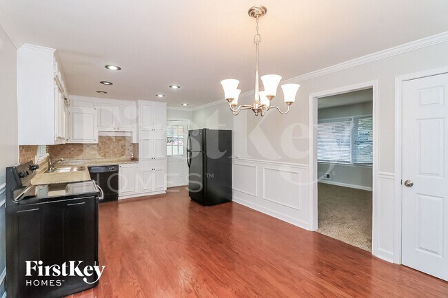 Building Photo - 5721 Crestview Dr