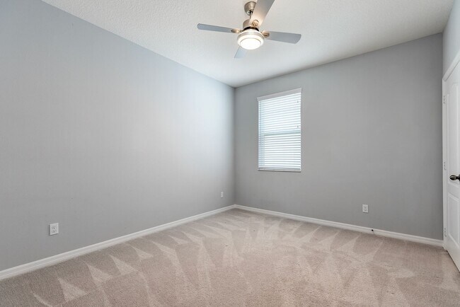 Building Photo - PRATICALLY BRAND NEW HOME IN GATED COMMUNITY!
