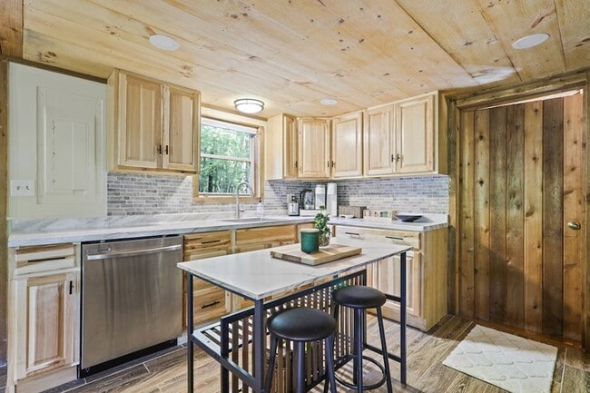 Building Photo - 166 Nantahala Pass Rd