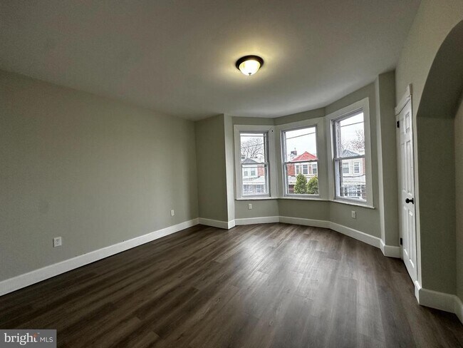 Building Photo - 5729 Pine St