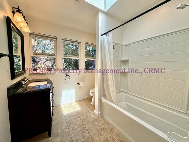 Building Photo - Top Floor Unit With Bonus Room in Gerstle ...