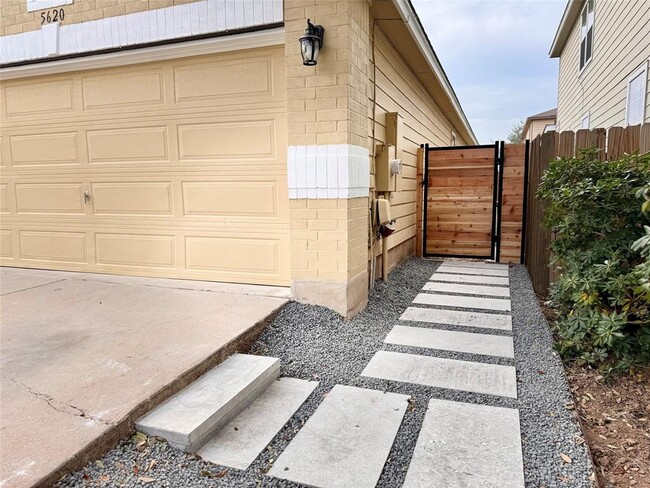 Building Photo - 5620 Victory Gallop Dr