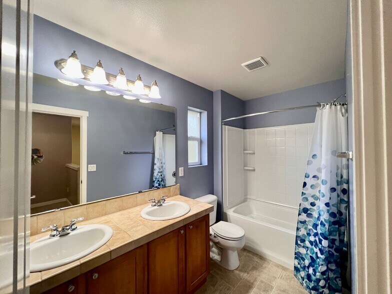 Building Photo - 4 Bedroom In Woodridge