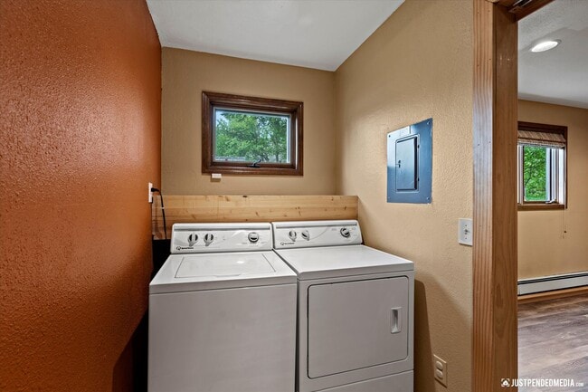 Building Photo - Hillside Retreat