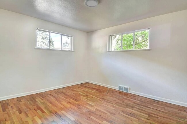 Building Photo - 1110 6th St