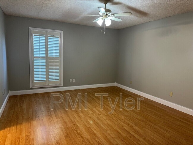 Building Photo - 1005 Towne Lake Dr