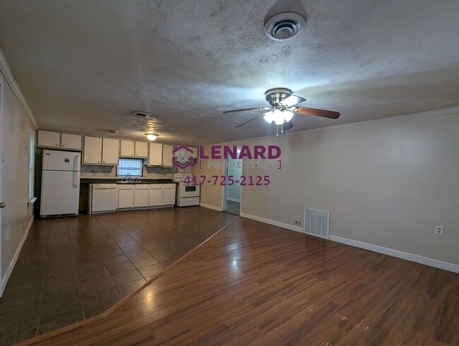 Building Photo - 2 Bedroom, 1 Bathroom Home!