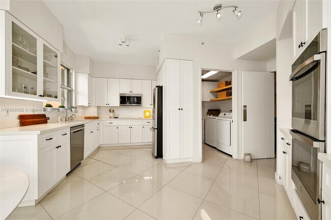 Building Photo - 733 Crandon Blvd