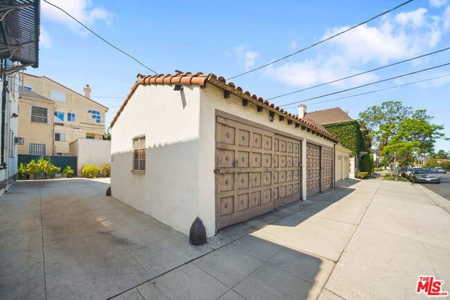 Building Photo - 201 S Poinsettia Pl