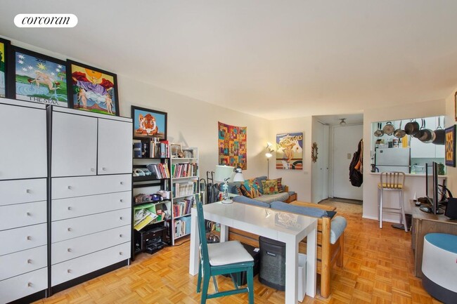 Building Photo - 215 W 95th St