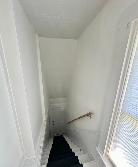 Building Photo - 122 Larch St