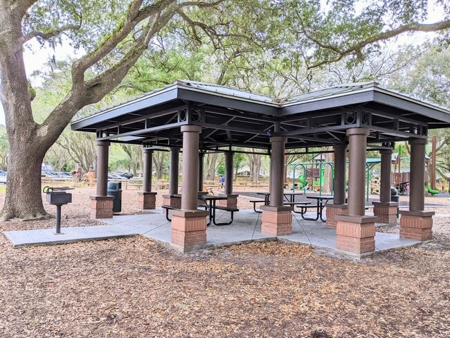 Building Photo - Well kept 2 bed/2.5 baths Townhome in the ...