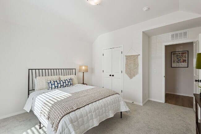 Building Photo - Fully Furnished 4 Bedroom