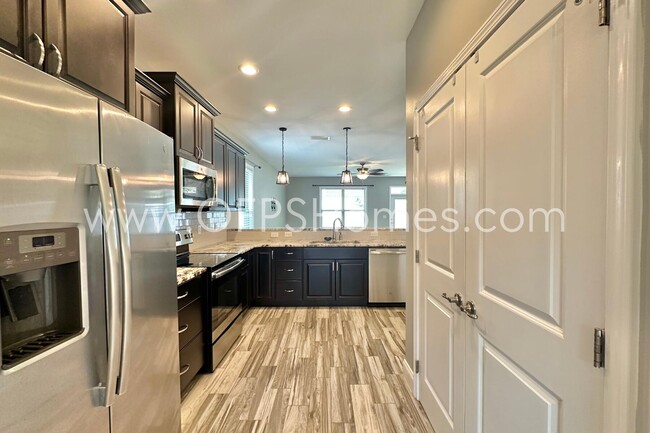 Building Photo - 216 Green Dr