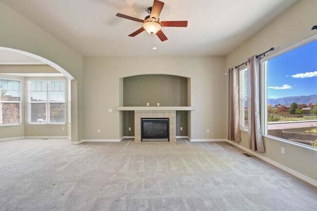 Building Photo - Main Level Living in Pine Creek...Views ar...