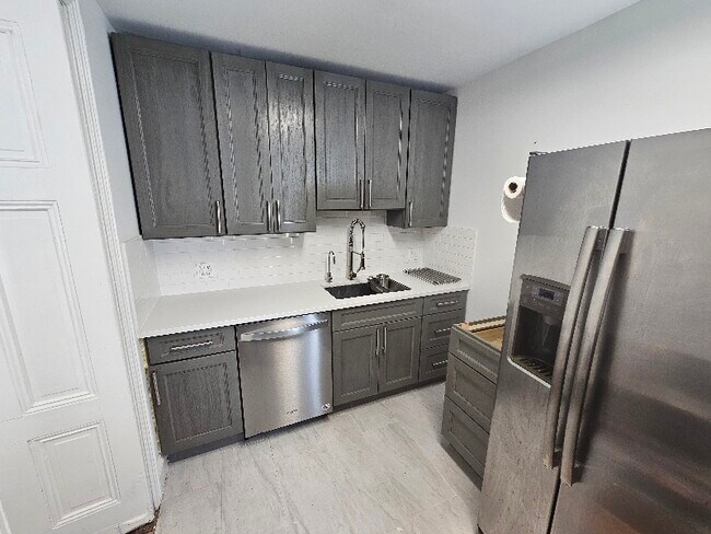 Building Photo - 142 Sumac St