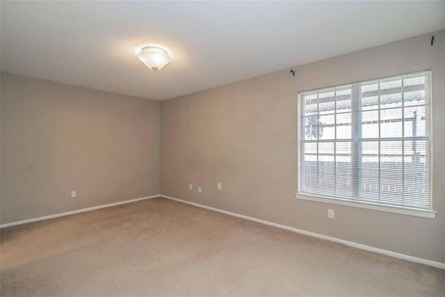 Building Photo - Amazing 2 Bed, 1.5 Bath- Half of Duplex Av...