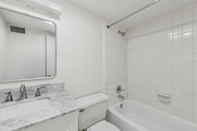 Building Photo - Updated 2BR/2.5BA Townhome in Gated West B...