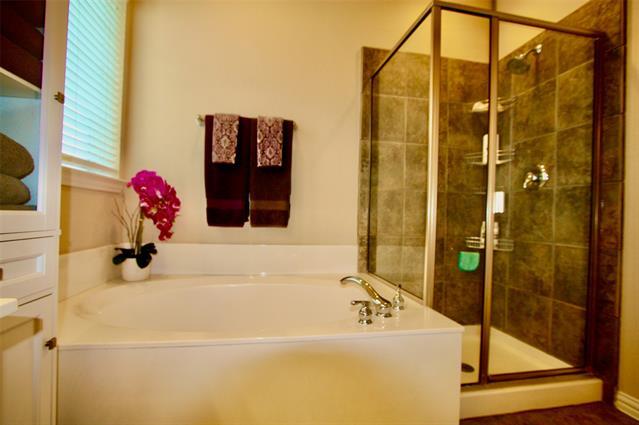 Building Photo - 2734 Greenway Dr