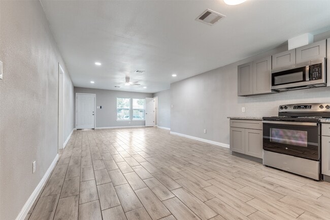 Building Photo - 5954 Belneath St