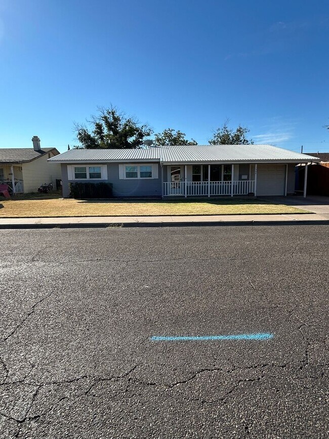 Building Photo - Charming Family Home Near John Ireland Ele...