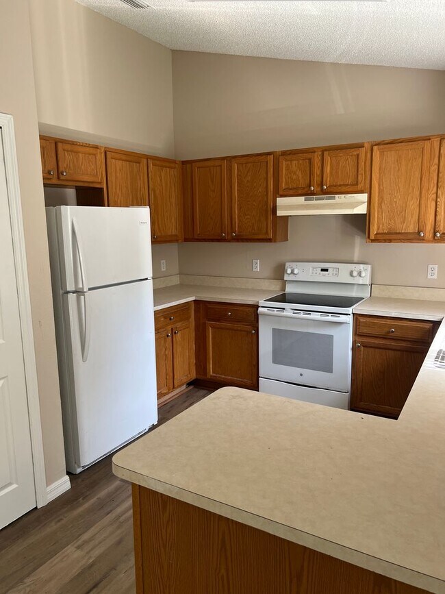 Building Photo - Spacious 3/2 with Attached 2 Car Garage in Deltona Lakes!