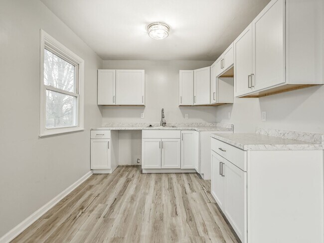 Building Photo - Check out this beautiful and spacious home.  Located in Irvington with access to Warren Twp schools.