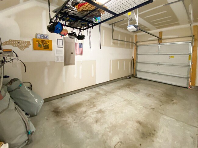 Building Photo - Beautiful Townhome at Manordale - LEASE TA...