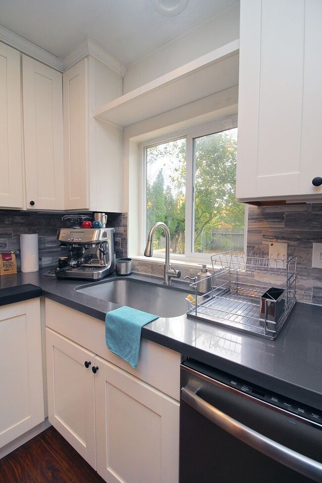 Building Photo - 9020 SE Stephens St