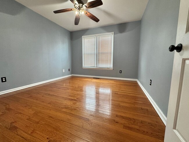 Building Photo - One-Level Living with Garage on a Cul-de-Sac in Nashville!