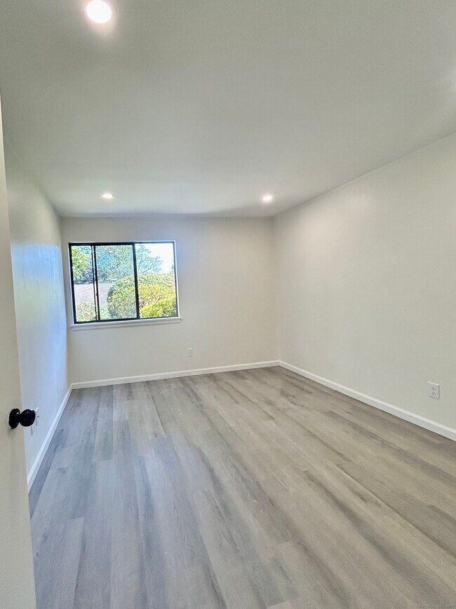 Building Photo - 114 Heritage Vlg