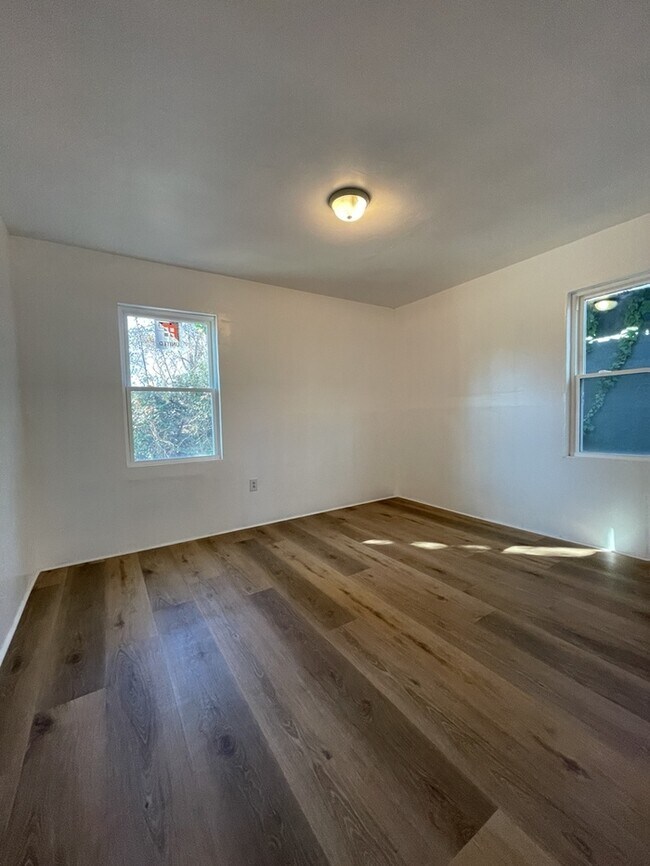 Building Photo - 220 Baker Cir