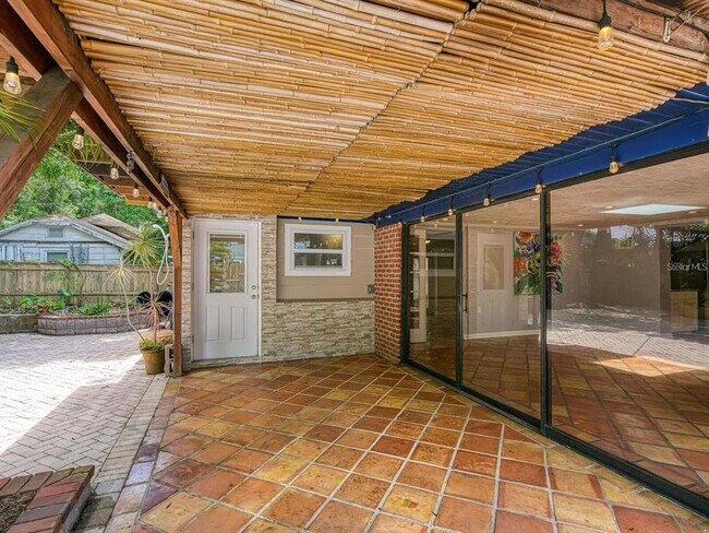 Building Photo - 1127 S Osprey Ave