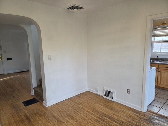 Building Photo - 2528 Beverly St E