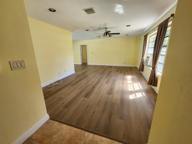 Building Photo - 1000 Renmar Dr