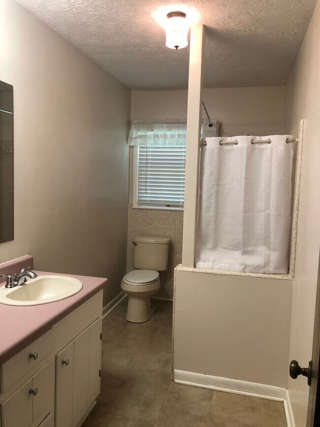 Building Photo - 880 Locke Dr