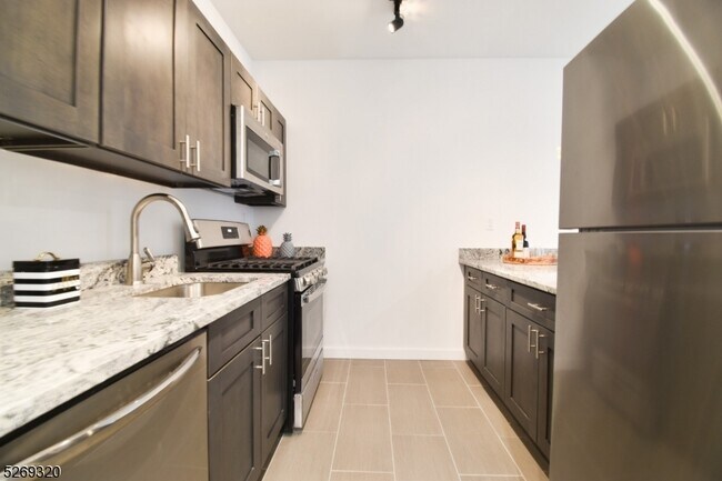 Building Photo - 100 Evergreen Pl