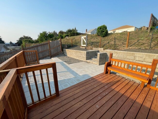 Building Photo - FULLY RENOVATED LESS THAN 2 YEARS - 2BED/1BATH WITH BONUS/OFFICE SPACE