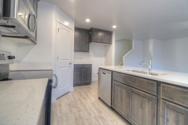 Building Photo - 3 Bedroom 2.5 Bathroom Payson Utah
