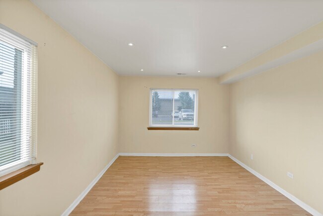 Building Photo - 1705 Robin Cir