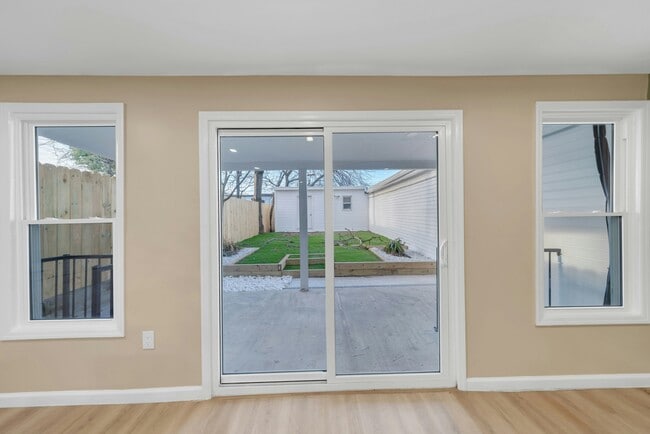 Building Photo - 171 Van Horne St