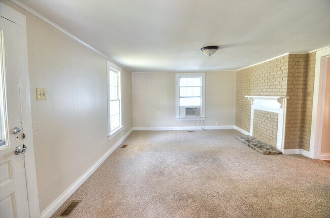 Building Photo - Sunny 3 Bedroom House - Walk To Downtown H...