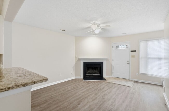 Building Photo - Oakhurst Living at Its Finest (Fresh Paint - New Carpet)