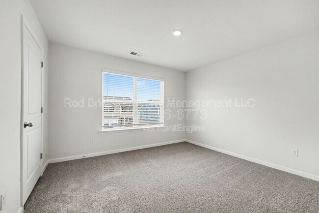 Building Photo - 136 Mdw Vw Dr